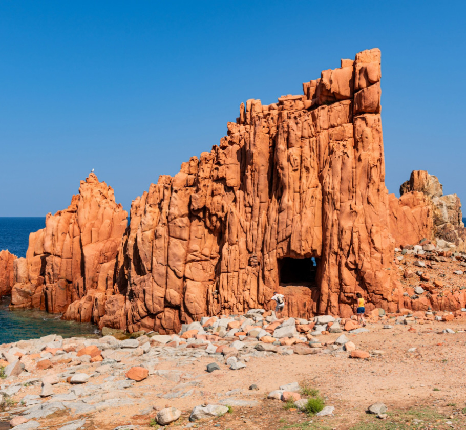 Scogliere rosse di Arbatax in Sardegna, affacciate sul mare cristallino.